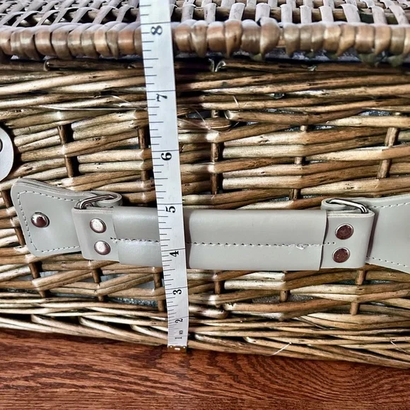 Picnic Basket for 4 People. Complete with Built-in Insulated Compartment - Picture 11 of 13